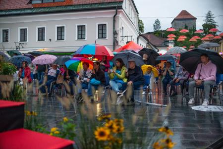 Presenetljiv odziv ob prvem dnevu praznovanja 50. Dnevov narodnih noš in oblačilne dediščine v Kamniku (21)